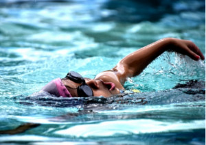 水泳のフォームチェックに役立つ『スイミング指導用ミラー』～水中でも安心して使えるからターンも確認できる～